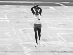 RIO DE JANEIRO, BRAZIL - AUGUST 21:  Feyisa Lilesa of Ethiopia celebrates as he crosses the line to win silver during the Men's Marathon on Day 16 of the Rio 2016 Olympic Games at Sambodromo on August 21, 2016 in Rio de Janeiro, Brazil.  (Photo by Buda Mendes/Getty Images)